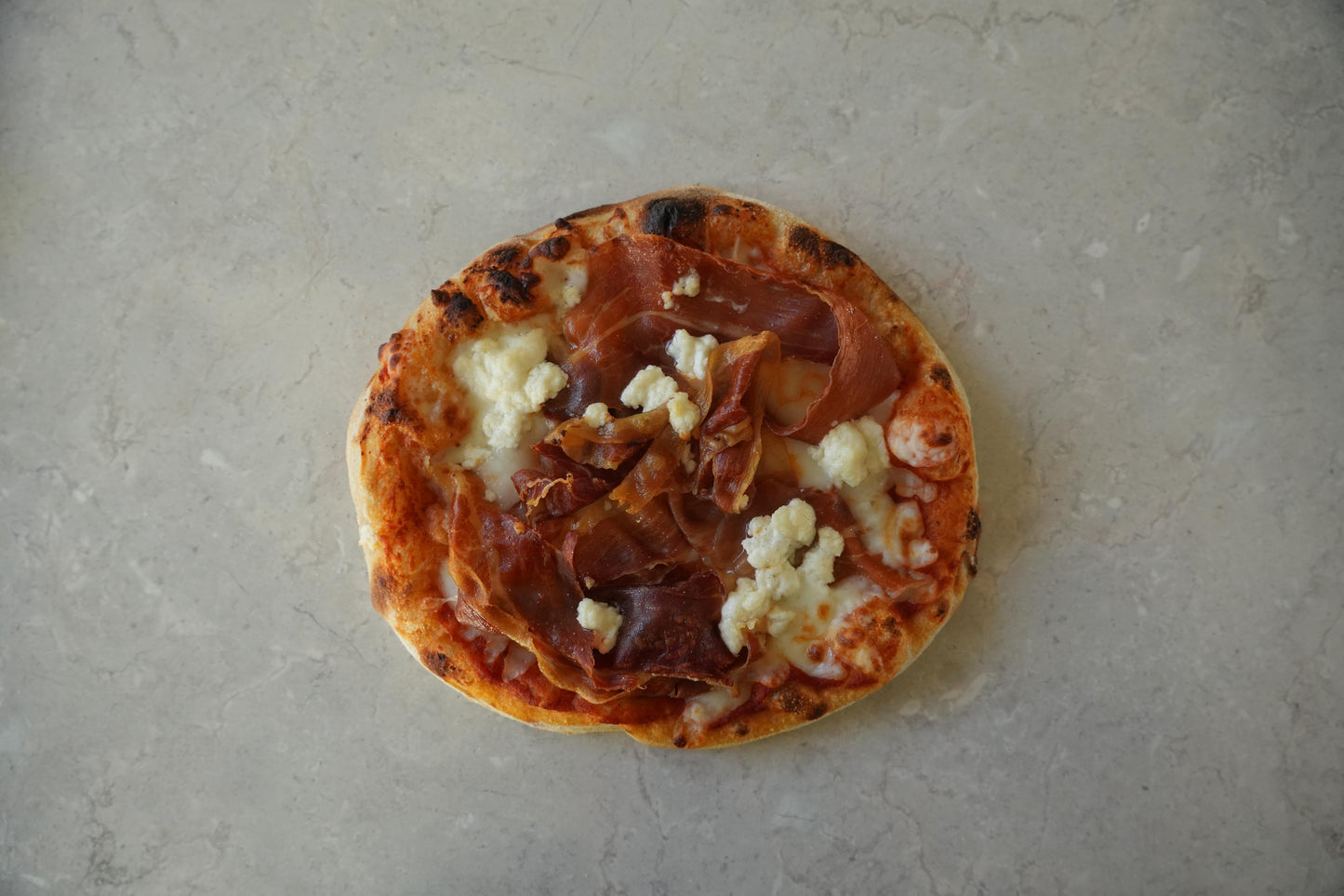 Pizza de Jamón Serrano y Queso de Cabra