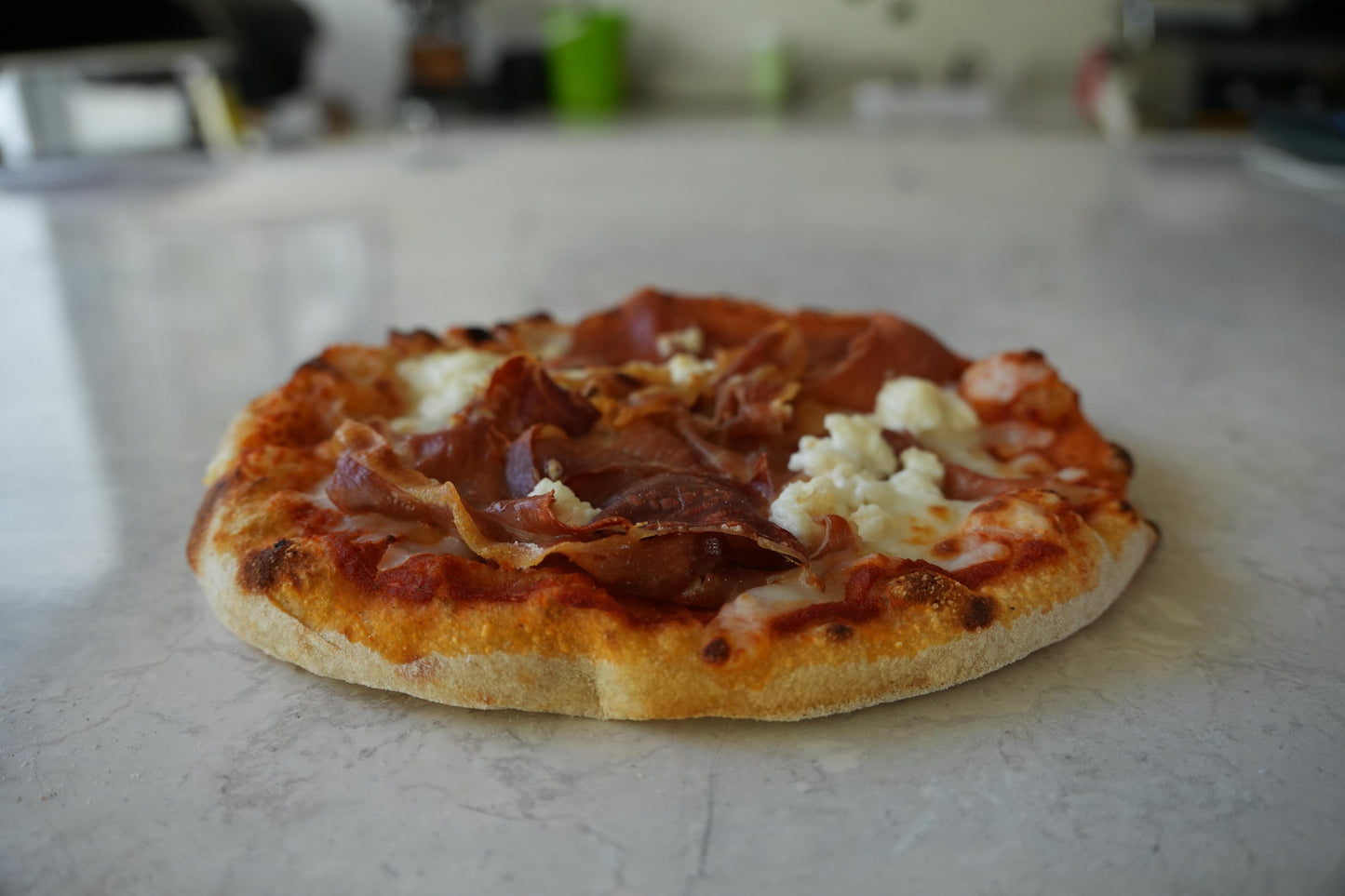 Pizza de Jamón Serrano y Queso de Cabra