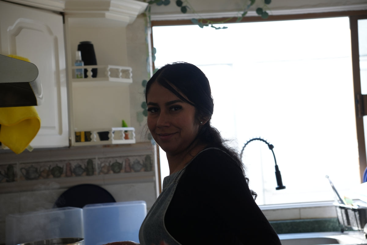 Lily en la cocina de Martesana, junto a la ventana